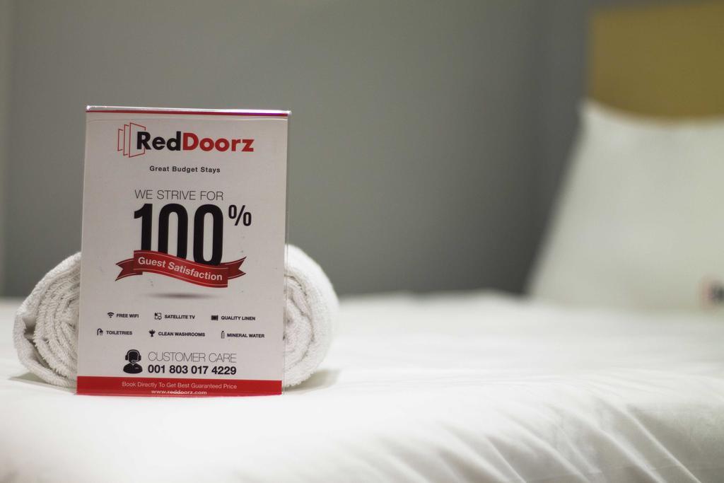 Reddoorz Near Balai Kota Surabaya Hotel Exterior photo